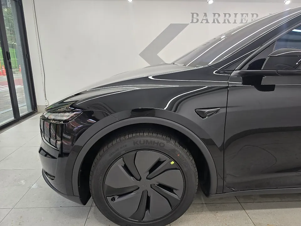 Tesla Model Y PPF施工事例｜深みある艶黒で個性を演出 施工写真 1-3