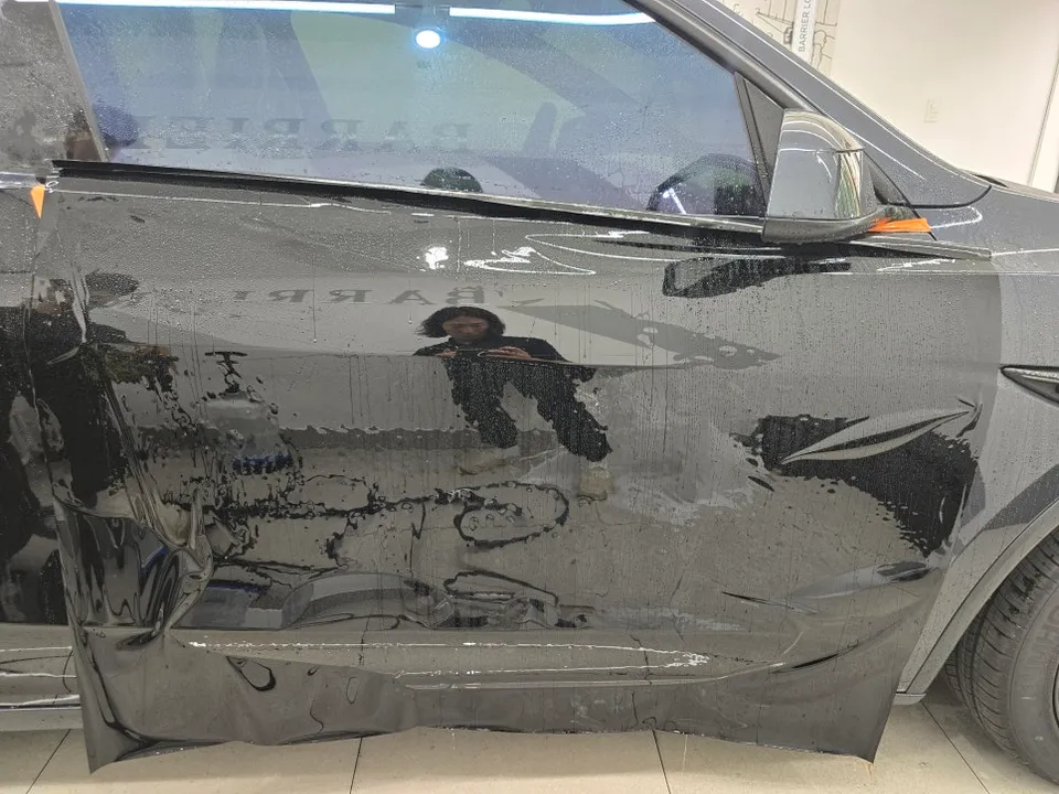Tesla Model Y PPF施工事例｜深みある艶黒で個性を演出 施工写真 2-3