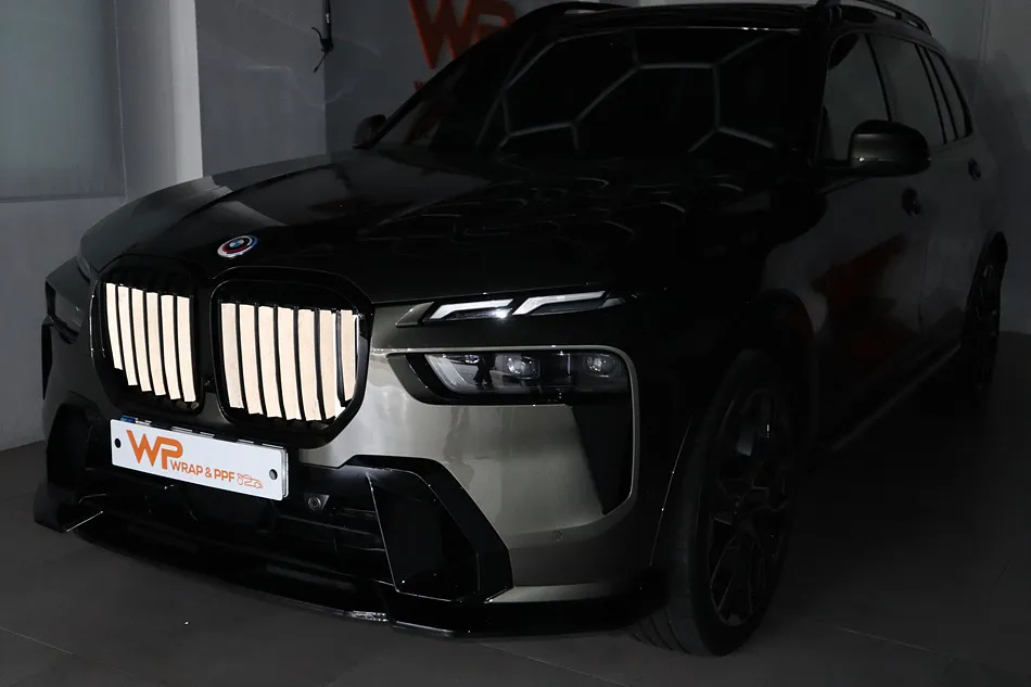 BMW X7 vinyl wrap - BMW X7 Grille Wrap Review: Iconic Glow Upgrade photo 4