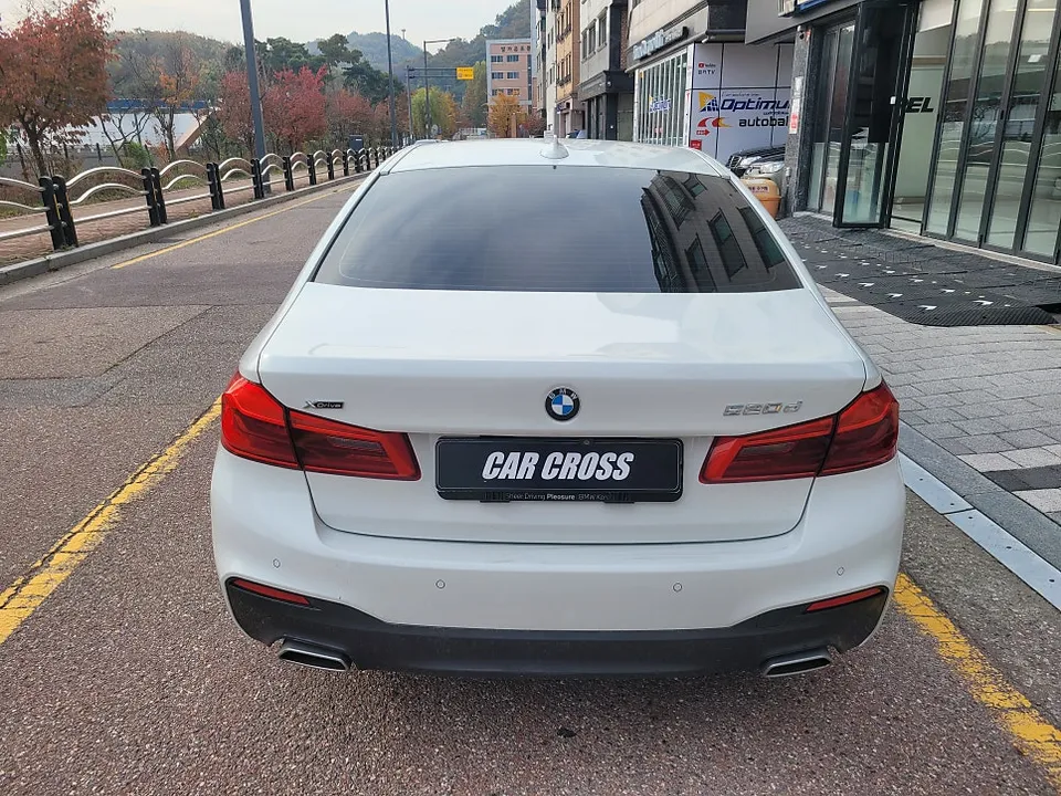 BMW 5 Series G30のカーラッピング事例|費用目安・仕上がり 施工写真 1-2
