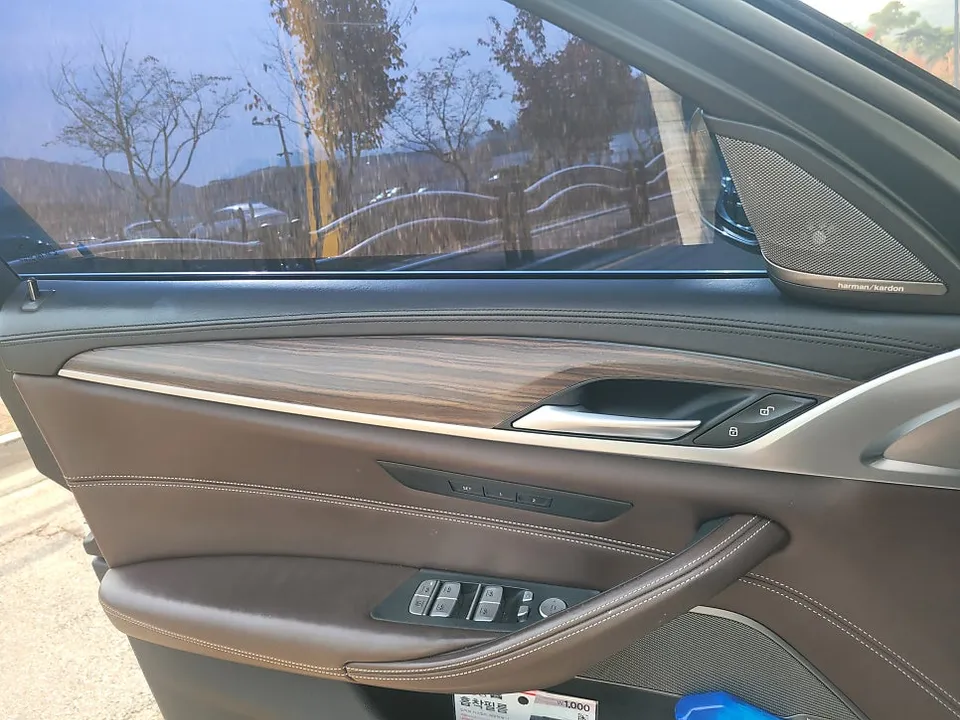 BMW 5 Series G30のカーラッピング事例|費用目安・仕上がり 施工写真 2-2