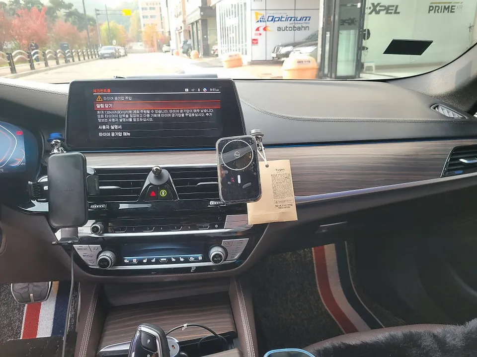 BMW 5 Series G30のカーラッピング事例|費用目安・仕上がり 施工写真 2-3