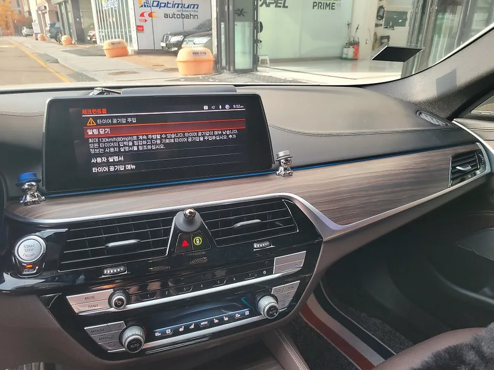 BMW 5 Series G30のカーラッピング事例|費用目安・仕上がり 施工写真 3-3