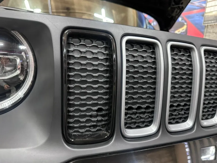 Jeep Renegadeのカーラッピング事例|費用目安・仕上がり 施工写真 1-2