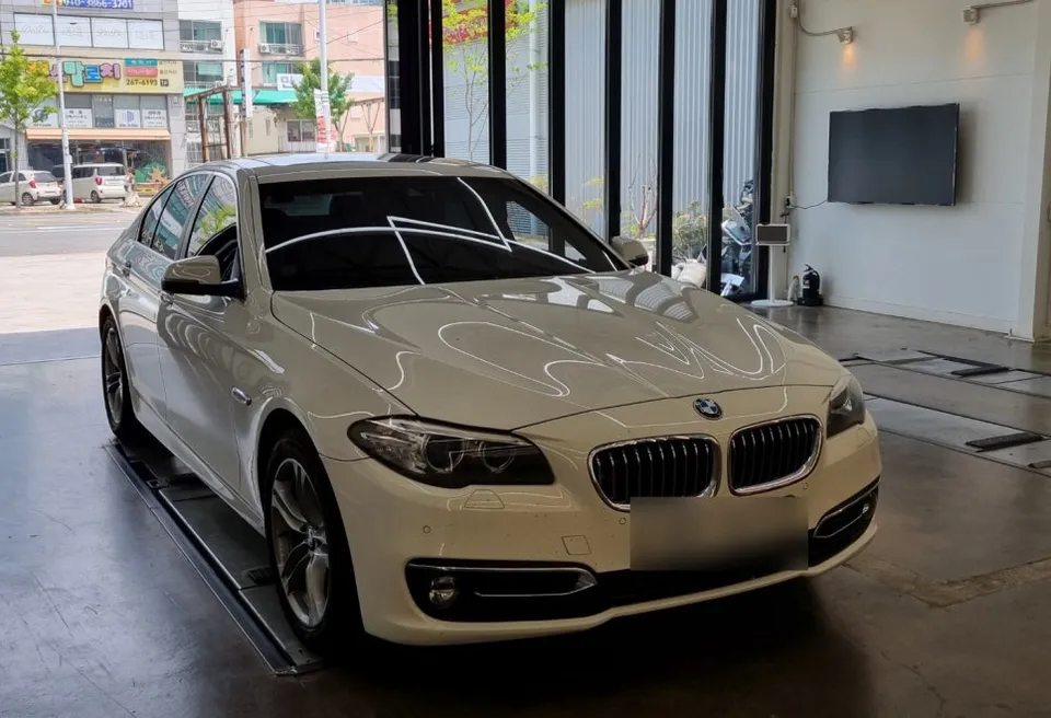 BMW 5 Series F10のAndroid Auto・CarPlay取付事例 施工写真 2