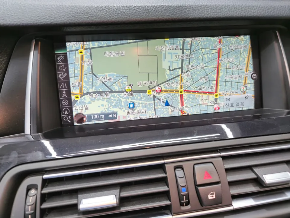 BMW 5 Series F10のAndroid Auto・CarPlay取付事例 施工写真 4