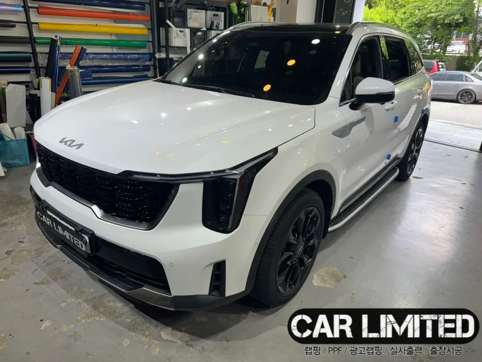Kia Sorentoのカーラッピング事例|クローム除去で印象激変 施工写真 2-3