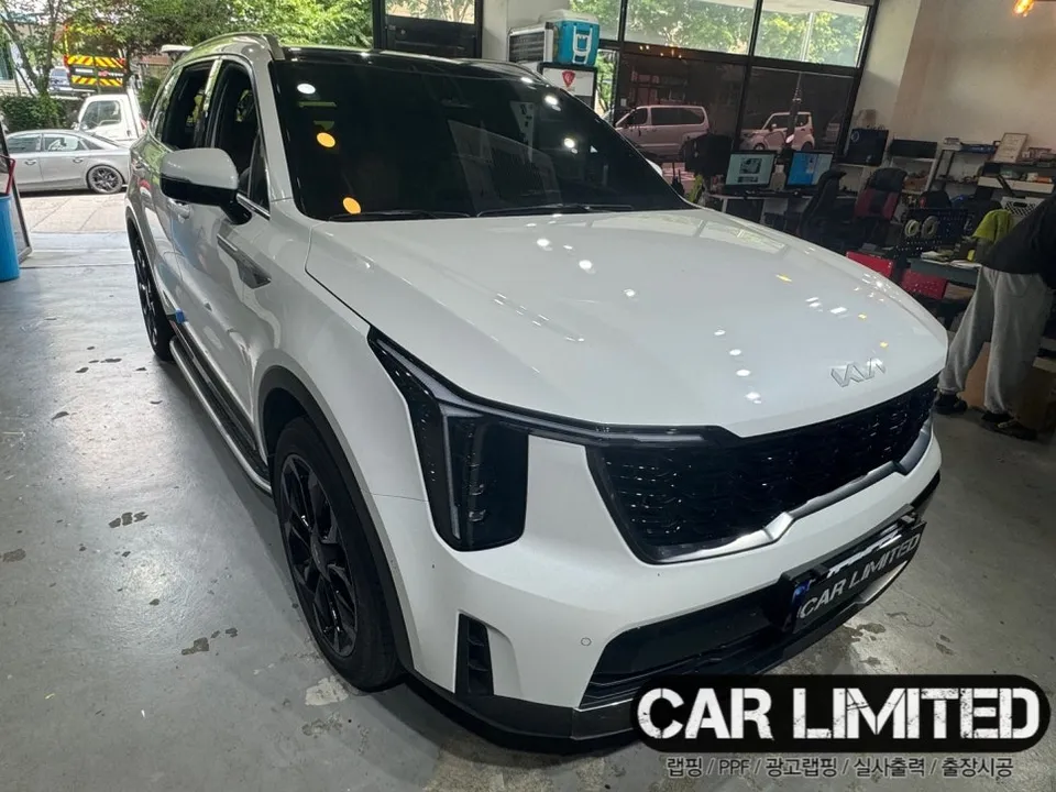 Kia Sorentoのカーラッピング事例|クローム除去で印象激変 施工写真 3-3