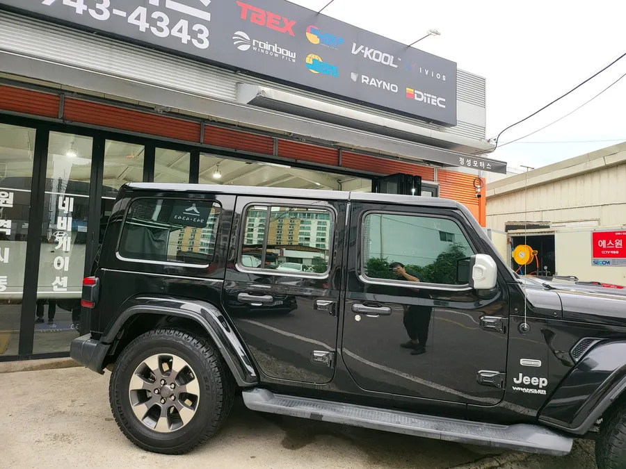 Jeep Wranglerのカーフィルム施工事例|費用目安・仕上がり 施工写真 1-3