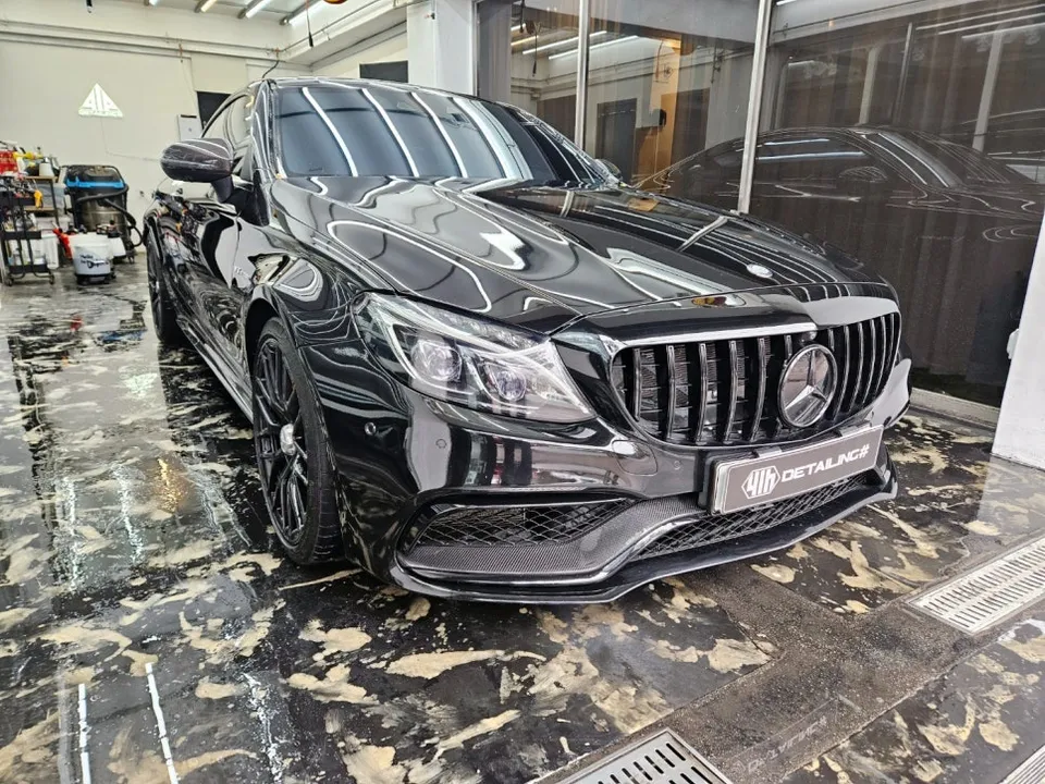 Mercedes-Benz C63 AMGのカーラッピング事例｜費用目安・仕上がり 施工写真 3-1