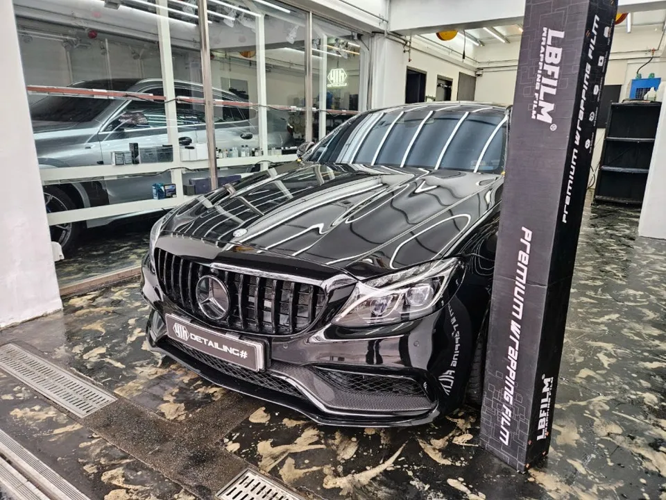 Mercedes-Benz C63 AMGのカーラッピング事例｜費用目安・仕上がり 施工写真 2-2