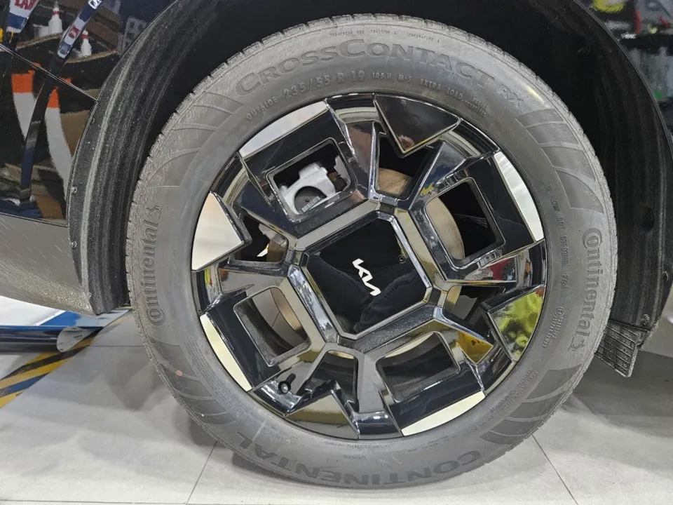 Kia Carnival Hi-Limousineのホイールラッピング事例 施工写真 1-3