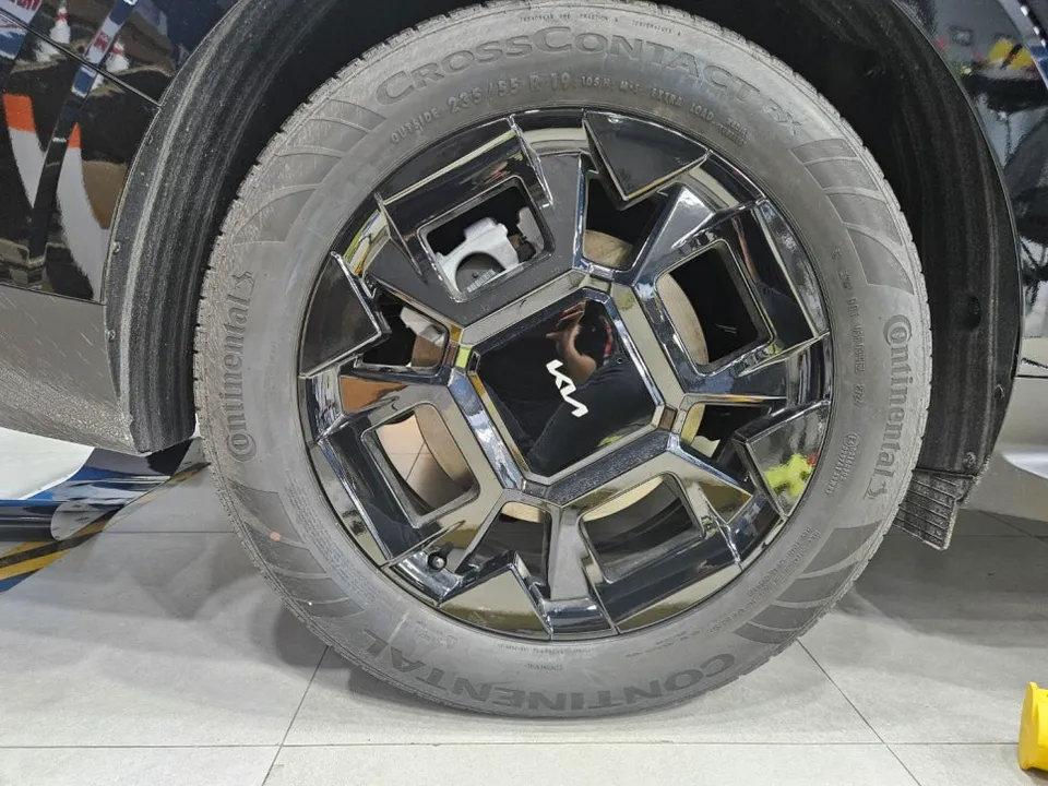 Kia Carnival Hi-Limousineのホイールラッピング事例 施工写真 2-3
