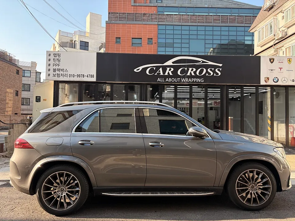 Mercedes-Benz GLEのカーラッピング事例|内装カスタム 施工写真 2-1