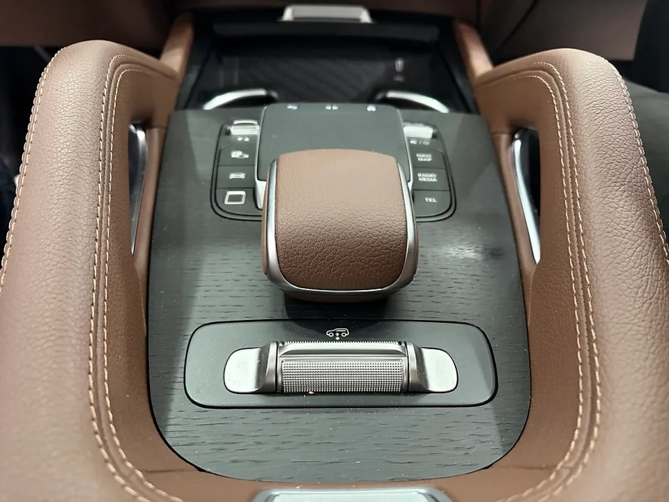 Mercedes-Benz GLEのカーラッピング事例|内装カスタム 施工写真 4-1