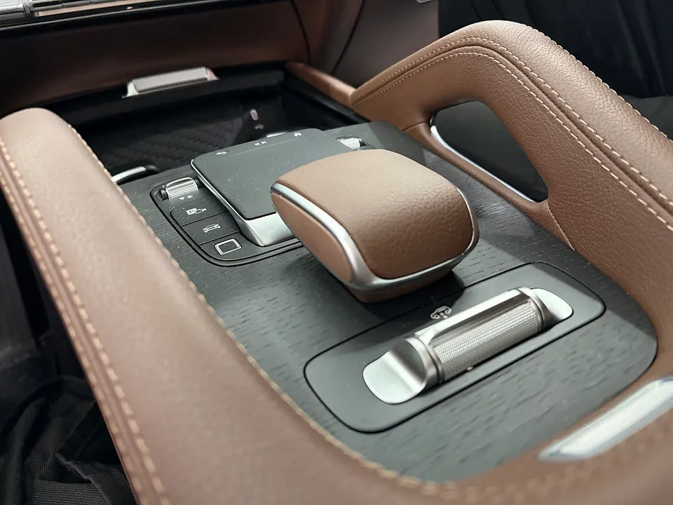 Mercedes-Benz GLEのカーラッピング事例|内装カスタム 施工写真 1-2