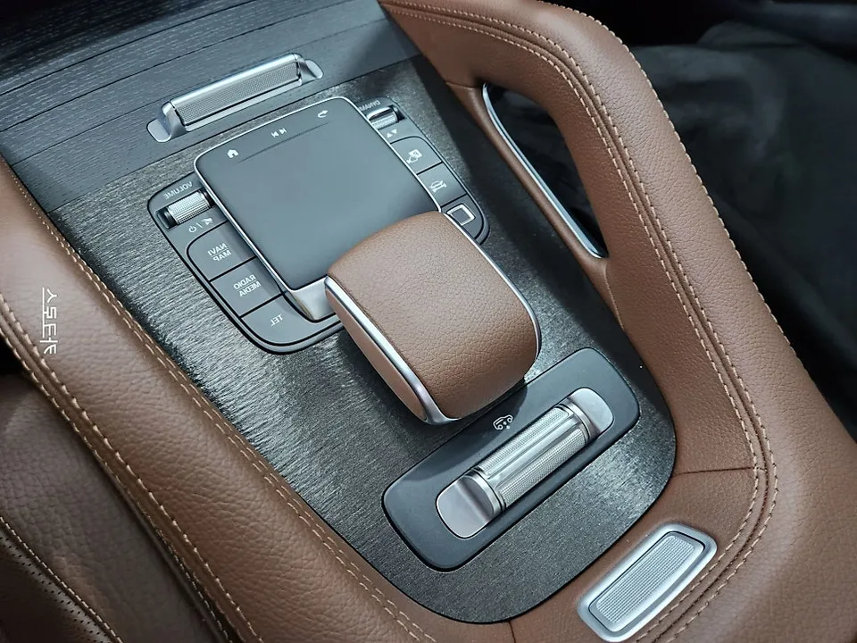 Mercedes-Benz GLEのカーラッピング事例|内装カスタム 施工写真 3-2