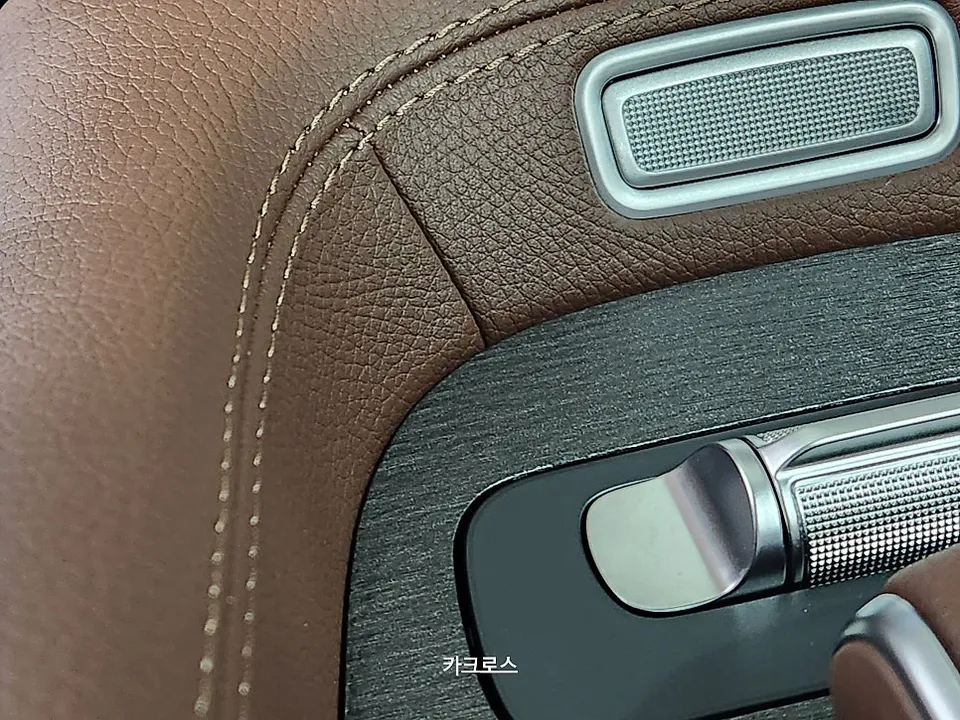 Mercedes-Benz GLEのカーラッピング事例|内装カスタム 施工写真 4-2