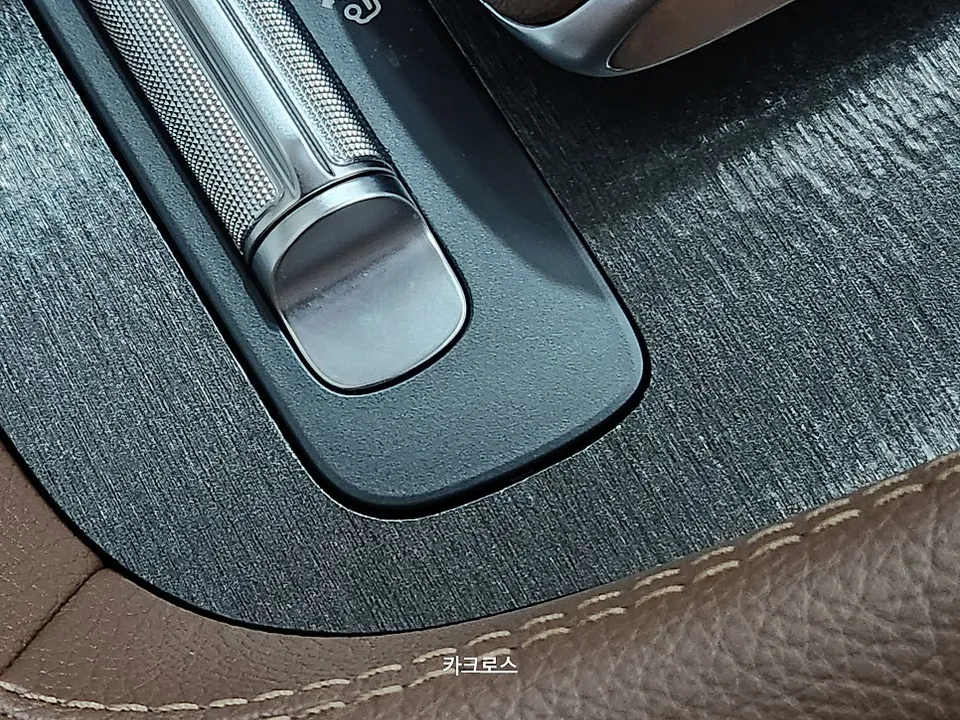 Mercedes-Benz GLEのカーラッピング事例|内装カスタム 施工写真 1-3