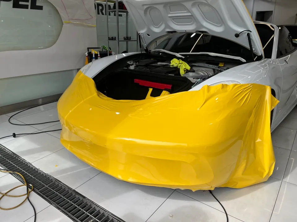 ポルシェ ボクスターのカーラッピング事例｜高光沢イエロー 施工写真 3-2