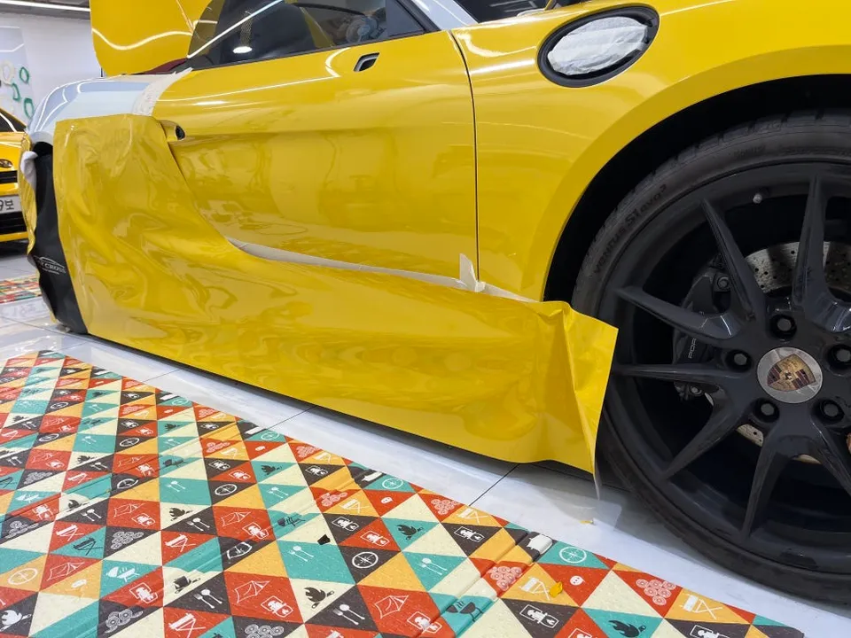 ポルシェ ボクスターのカーラッピング事例｜高光沢イエロー 施工写真 2-3