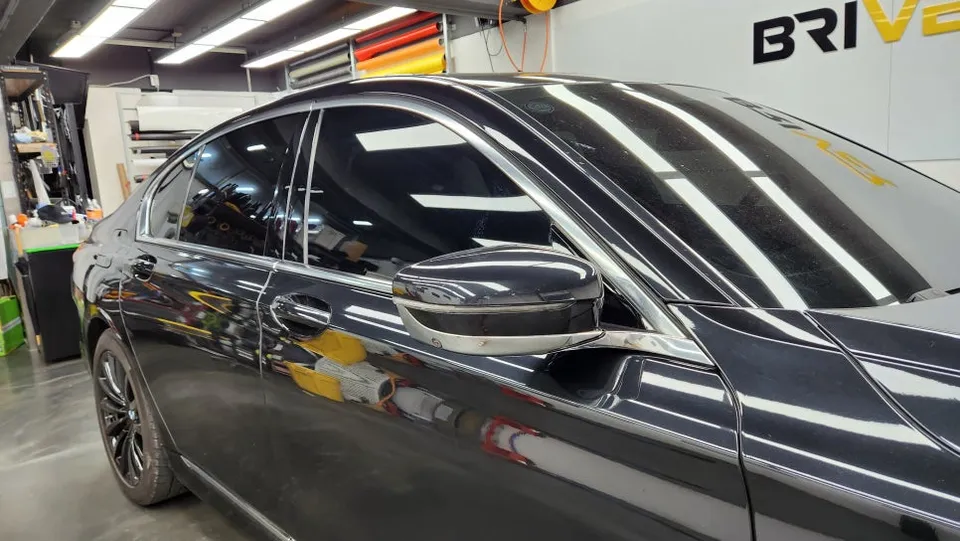 BMW 7 Seriesのカーラッピング事例|クローム除去と室内カスタム 施工写真 3-1