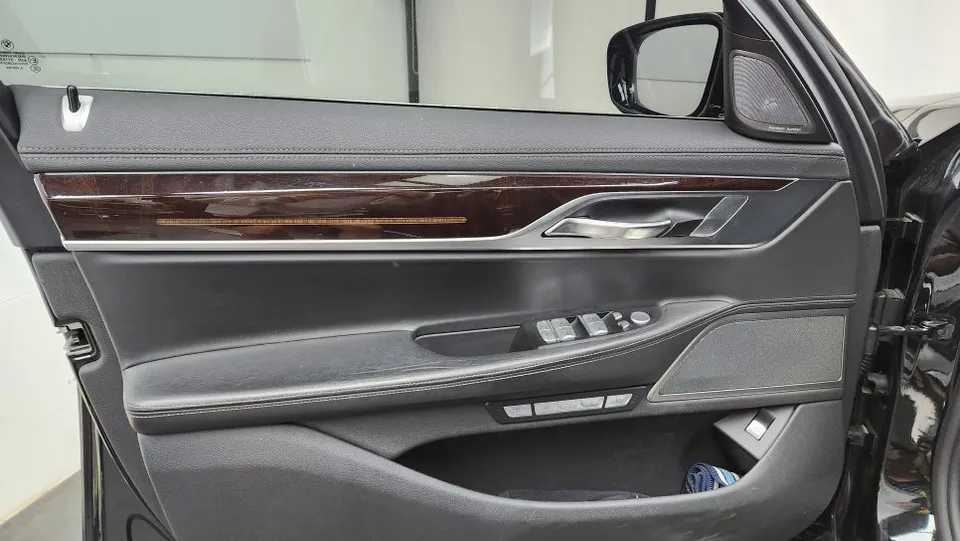 BMW 7 Seriesのカーラッピング事例|クローム除去と室内カスタム 施工写真 3-2