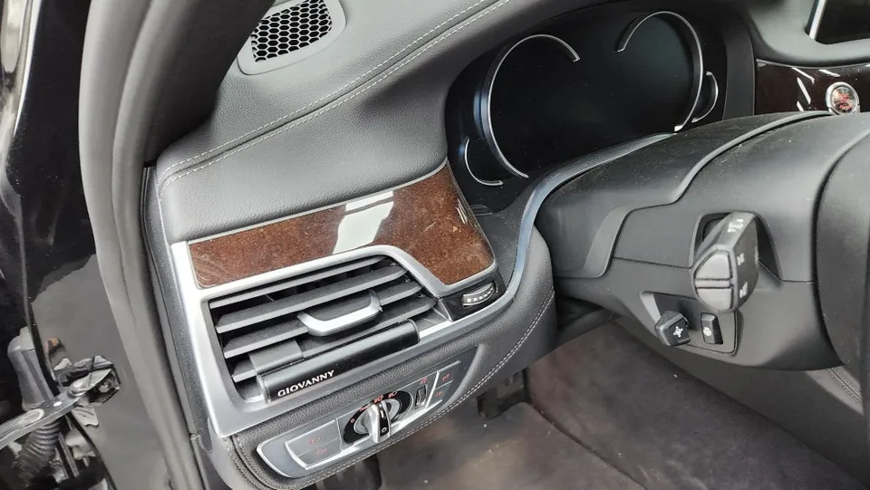 BMW 7 Seriesのカーラッピング事例|クローム除去と室内カスタム 施工写真 1-3
