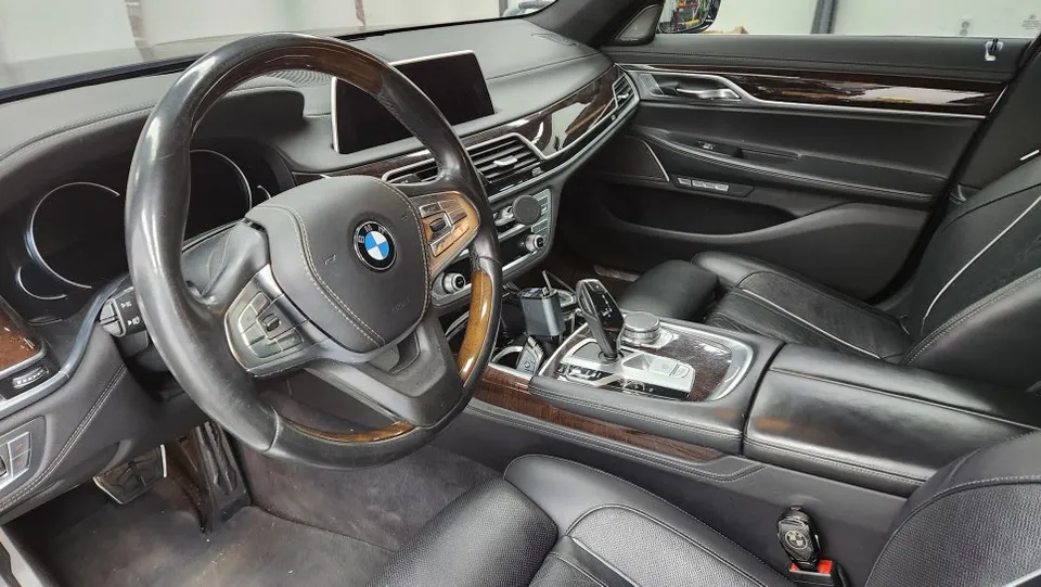 BMW 7 Seriesのカーラッピング事例|クローム除去と室内カスタム 施工写真 2-3