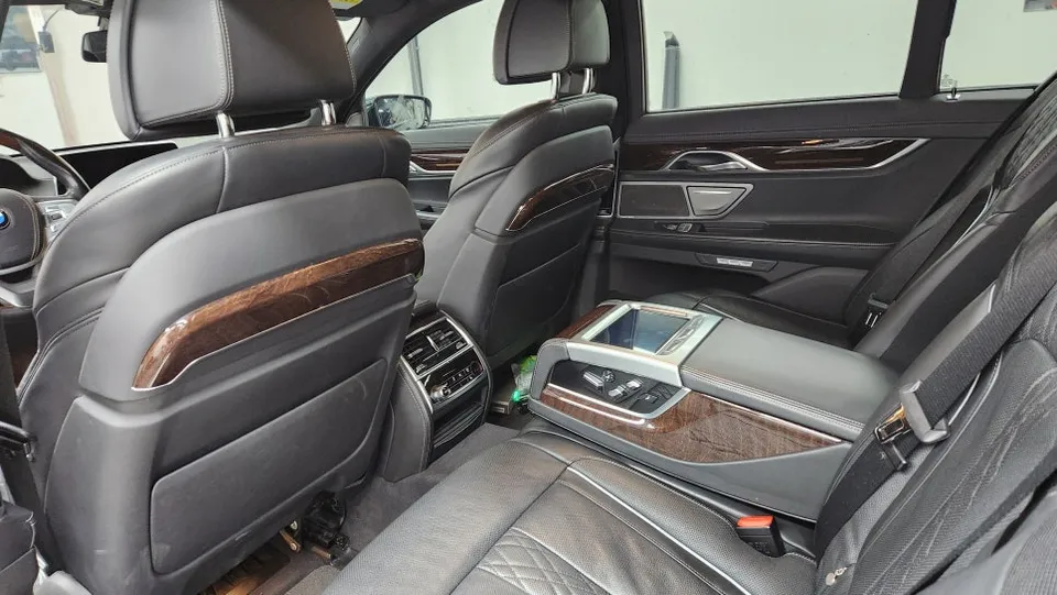 BMW 7 Seriesのカーラッピング事例|クローム除去と室内カスタム 施工写真 3-3