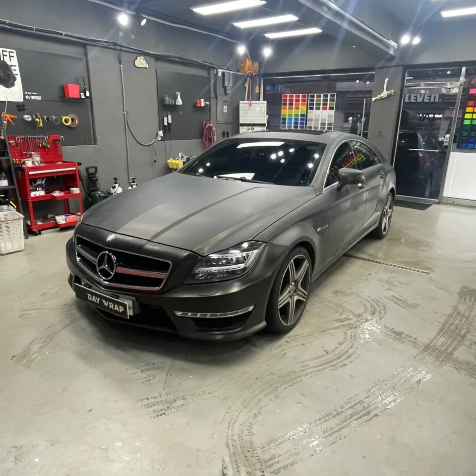 Mercedes-Benz CLSのカーラッピング事例|マットギャラクシーダストブラックグリーン 施工写真 3-2