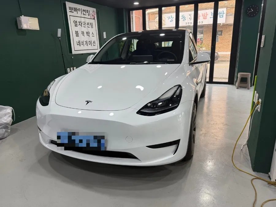 Tesla Model Yのカーフィルム施工事例｜断熱・UVカット効果 施工写真 2