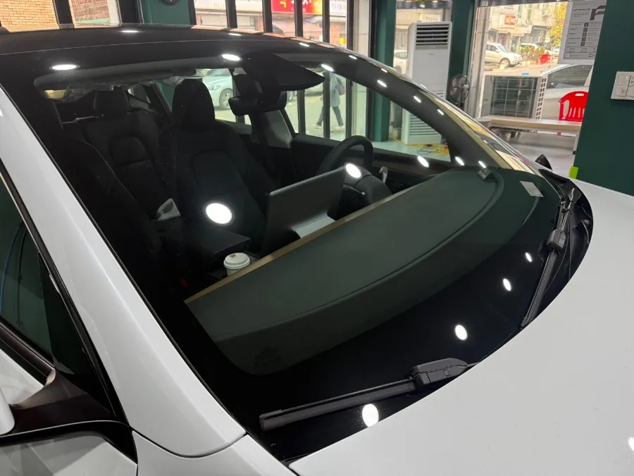 Tesla Model Yのカーフィルム施工事例｜断熱・UVカット効果 施工写真 3