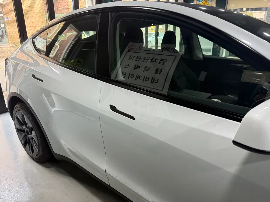 Tesla Model Yのカーフィルム施工事例｜断熱・UVカット効果 施工写真 4