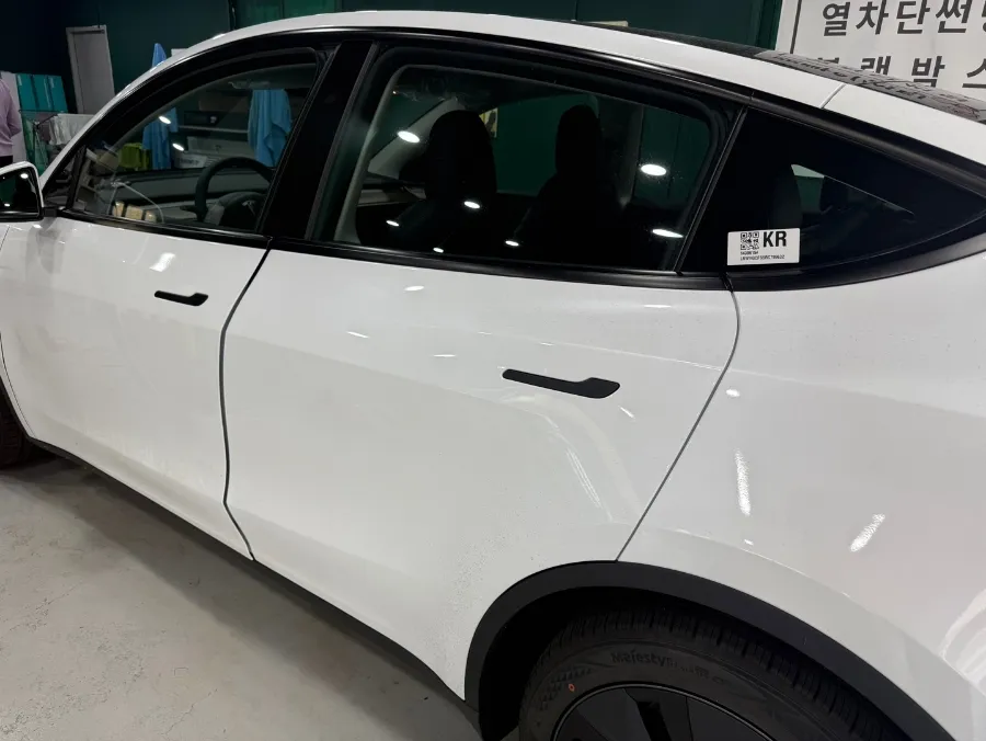 Tesla Model Yのカーフィルム施工事例｜断熱・UVカット効果 施工写真 6
