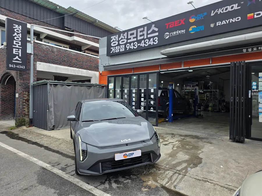 Kia EV4のカーフィルム施工事例｜断熱・スモーク 施工写真 3-3