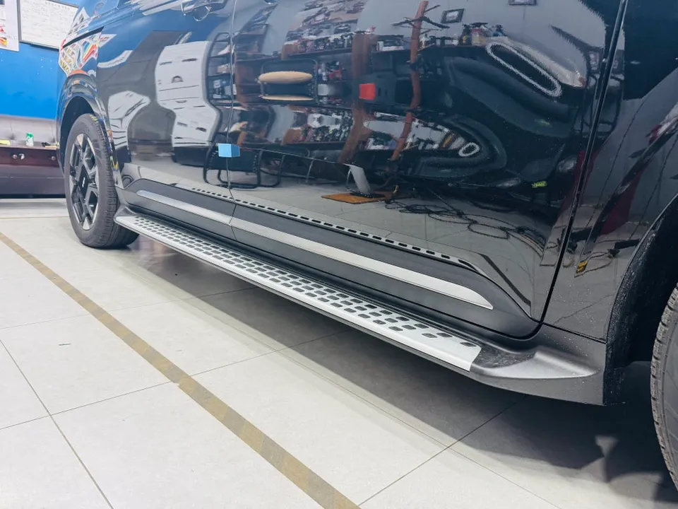 Kia Carnival Hi-Limousineのカーラッピング事例|クロームブラック化 施工写真 1-3