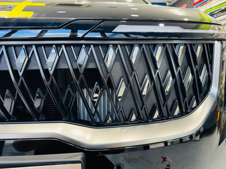 Kia Carnival Hi-Limousineのカーラッピング事例|クロームブラック化 施工写真 2-3