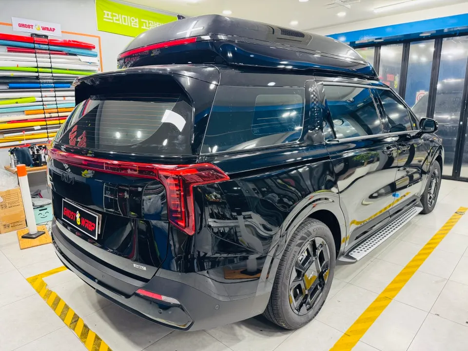 Kia Carnival Hi-Limousineのカーラッピング事例|クロームブラック化 施工写真 3-3