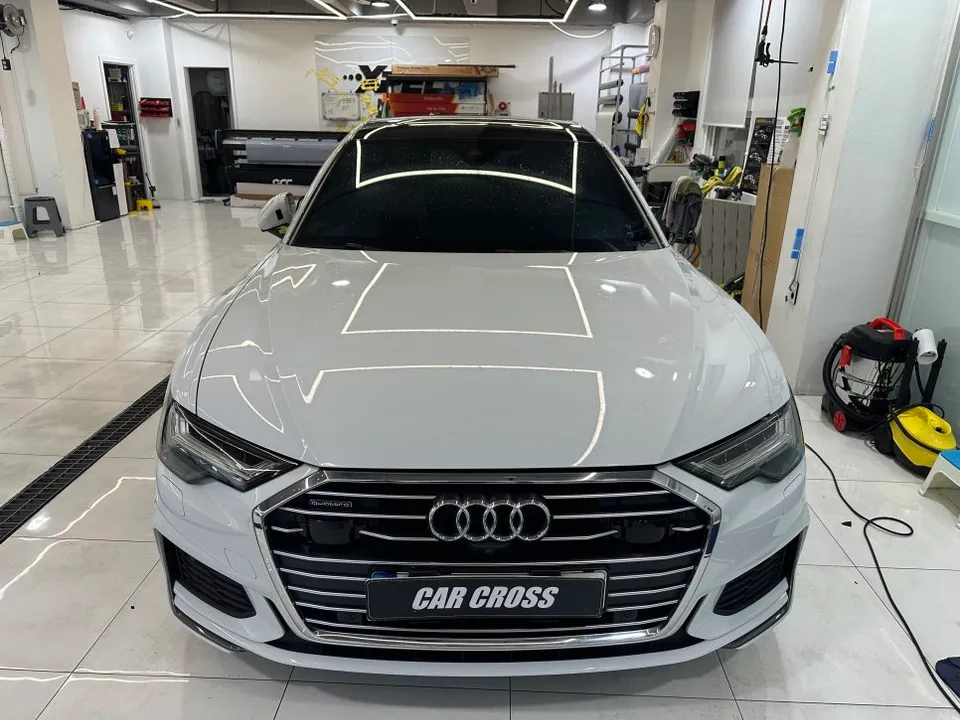 Audi A6のカーラッピング事例｜サテンブラックとクローム処理 写真