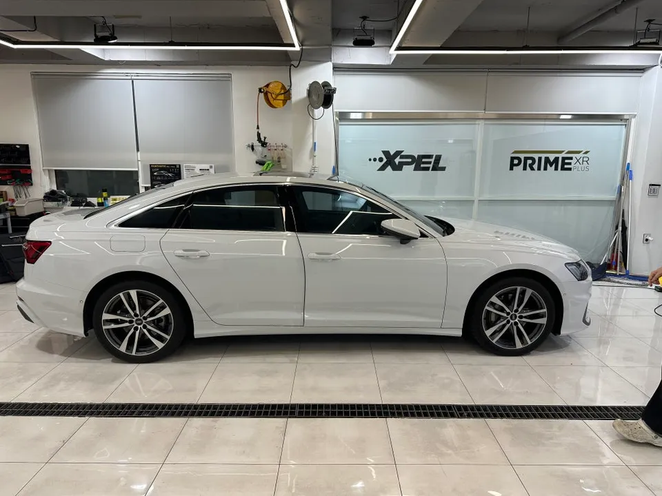 Audi A6のカーラッピング事例|サテンブラックとクローム処理 施工写真 1-1