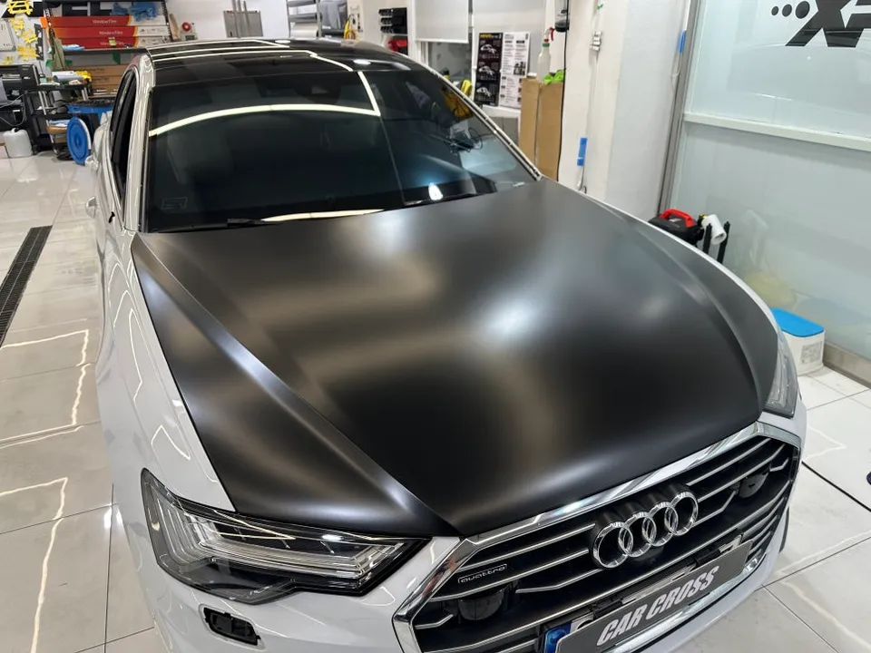 Audi A6のカーラッピング事例|サテンブラックとクローム処理 施工写真 2-2