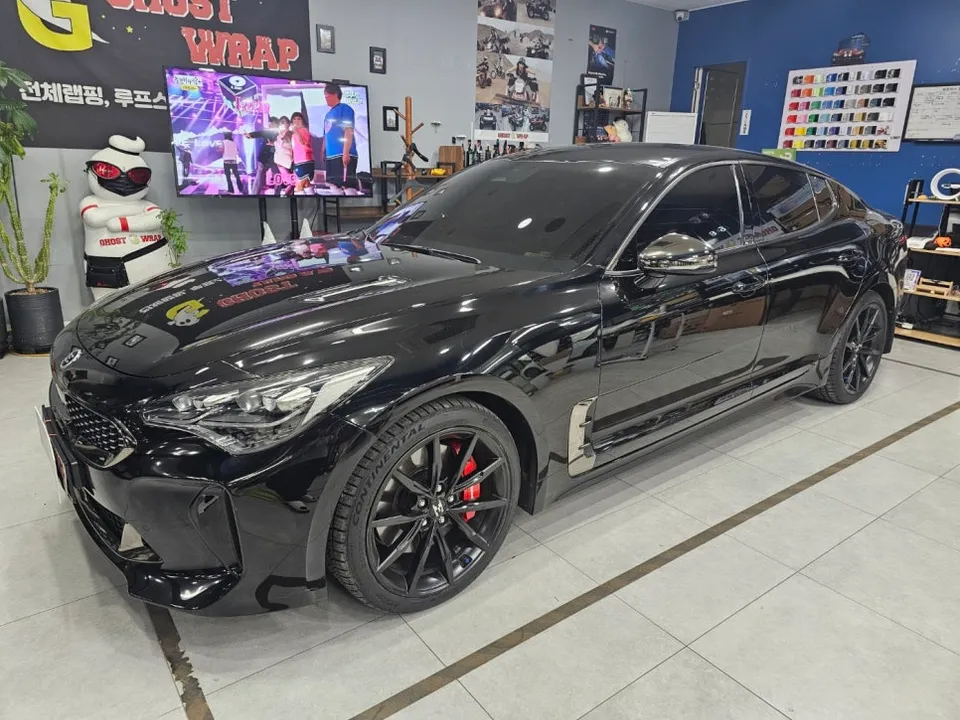 Kia Stingerのカーラッピング事例|費用目安・仕上がり 施工写真 2-1