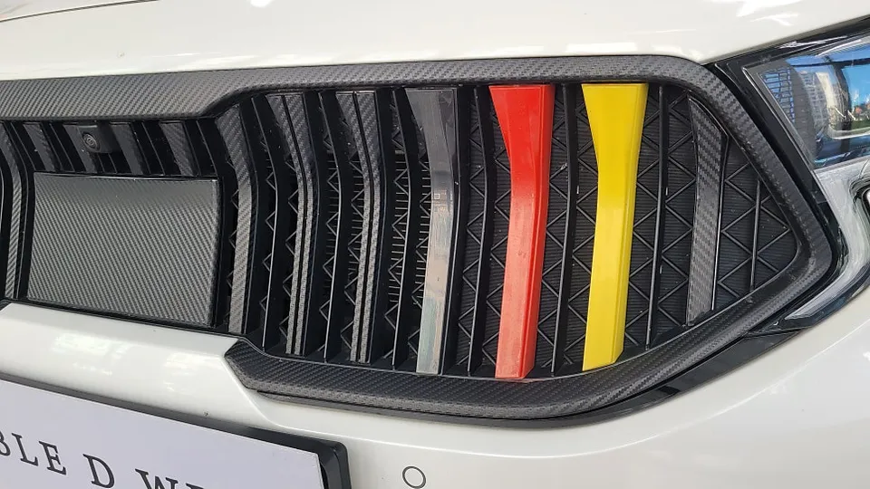 Kia K7 vinyl wrap - Kia K7 Vinyl Wrap Review: Chrome Delete & Reapplication photo 4