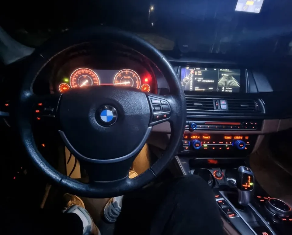 BMW 5 Series F10のAndroid Auto・CarPlay取付事例 施工写真 2-1