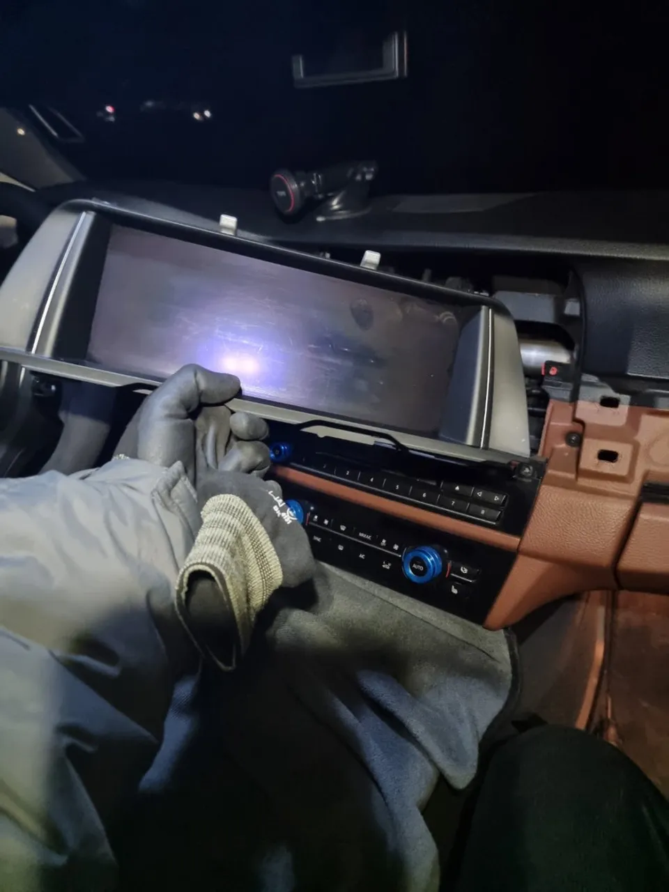 BMW 5 Series F10のAndroid Auto・CarPlay取付事例 施工写真 3-2