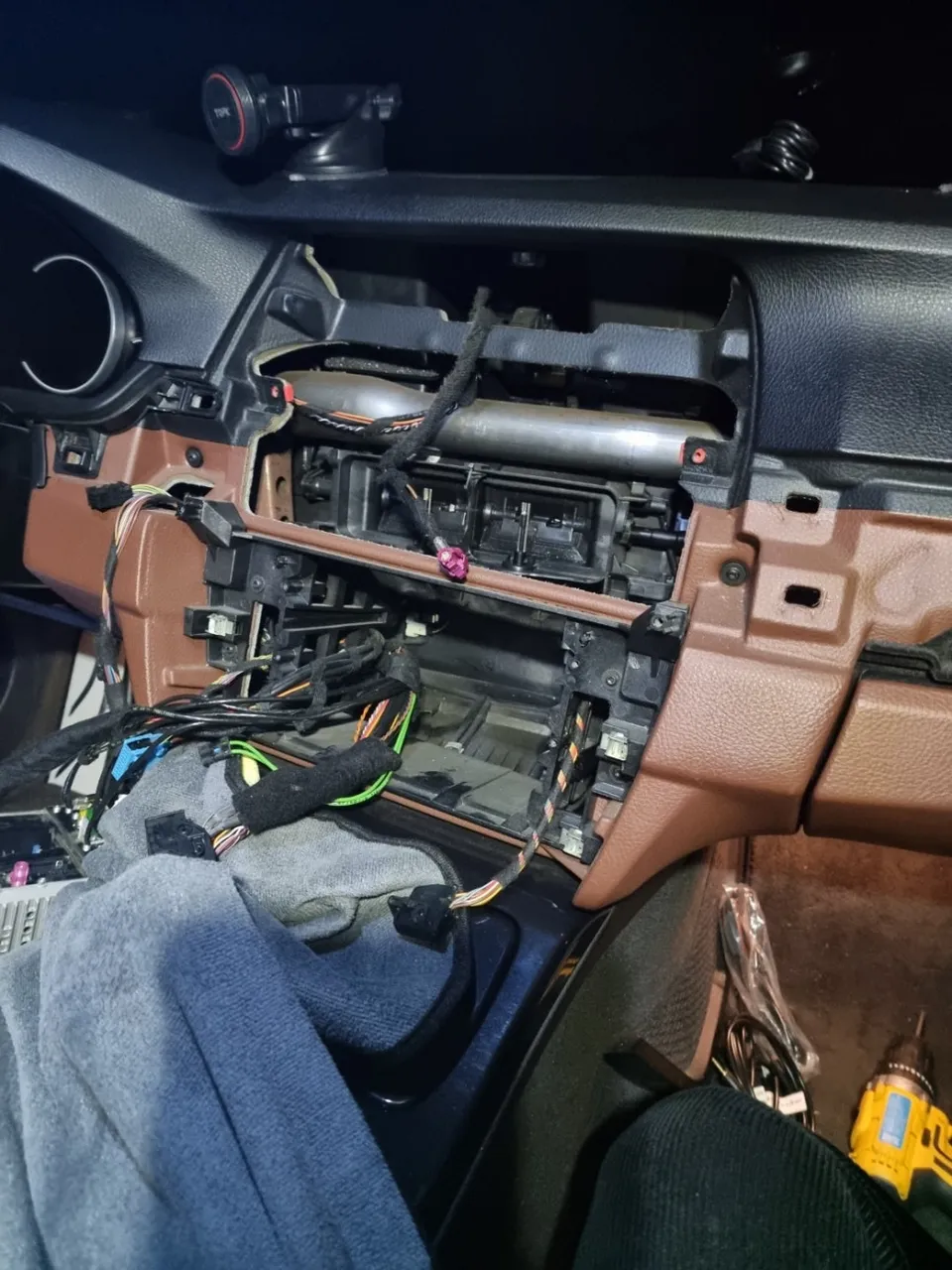 BMW 5 Series F10のAndroid Auto・CarPlay取付事例 施工写真 4-2