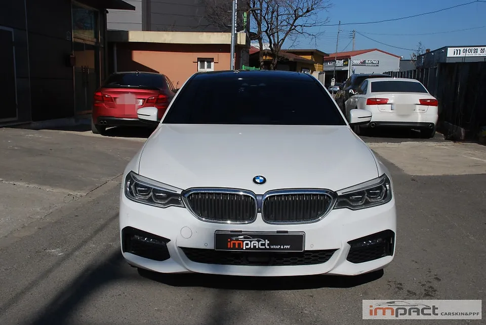 BMW 5 Seriesのカーラッピング事例|費用目安・仕上がり 施工写真 1-3
