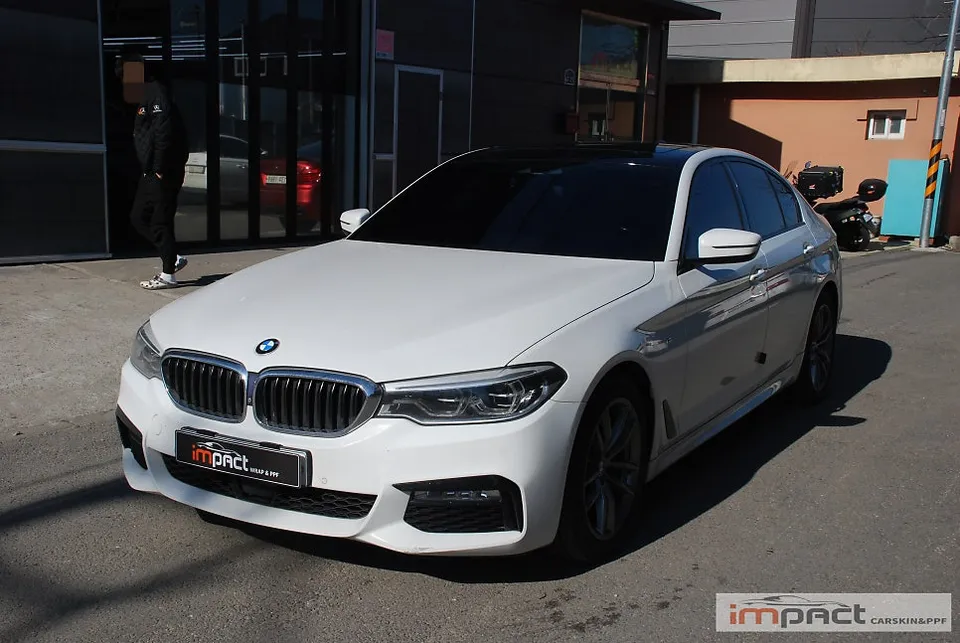 BMW 5 Seriesのカーラッピング事例|費用目安・仕上がり 施工写真 2-3