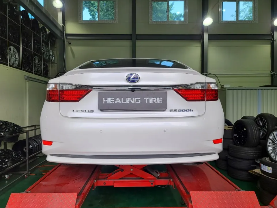 Lexus ES 300hのホイールリペア・塗装事例 施工写真 2